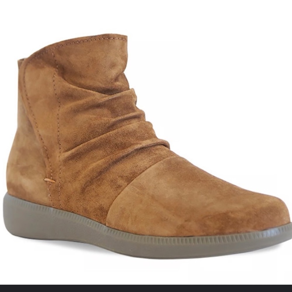 MUNRO | Women's‎ Scout Brown Suede Ruched Ankle Boots